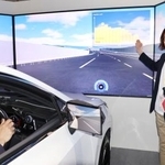 　「ウーブン・シティ」で公開された、危険を予測して運転手に注意を促すシステム＝２２日午前、静岡県裾野市