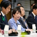 　日本成長戦略会議で発言する高市首相（左から３人目）＝２２日午後、首相官邸