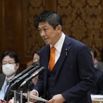 　参院予算委の集中審議で質問する参政党の神谷宗幣代表＝３月