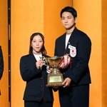 　日本スケート連盟の表彰祝賀会でＪＯＣ杯を手にする三浦璃来（左）、木原龍一組＝２２日、東京都内（アフロ／ＪＳＦ）