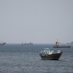 　ホルムズ海峡にある船舶＝２２日、オマーンのムサンダム半島（ロイター＝共同）