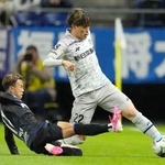 　Ｇ大阪-福岡　前半、競り合うＧ大阪・山下（左）と福岡・藤本＝パナスタ