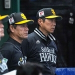 　６回、厳しい表情で試合を見つめるソフトバンク・小久保監督（右）＝ベルーナドーム