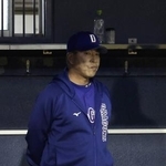 　９回、厳しい表情で試合を見守る中日・井上監督＝上毛敷島