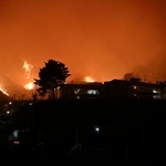 　岩手県大槌町の山林火災現場＝２２日午後９時２０分