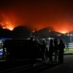 　岩手県大槌町の山林火災現場＝２２日午後９時８分