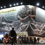 　イランの首都テヘランに掲げられた、ホルムズ海峡掌握による米イスラエルへの徹底抗戦を訴える看板＝２１日（共同）