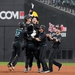 　１０回、サヨナラ打を放ち、チームメートから祝福を受ける日本ハム・奈良間（左から２人目）＝エスコンフィールド