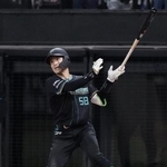 　１０回日本ハム２死二、三塁、奈良間が左翼線にサヨナラ打を放つ＝エスコンフィールド