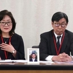 　東京地裁判決を受け記者会見する男性の両親＝２２日午前、東京都内