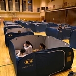 　避難した人たち＝２２日午後８時３６分、岩手県大槌町