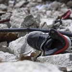 　イスラエル軍の攻撃で破壊された建物のがれきの中にあった片方だけの小さな靴＝２０日、レバノン南部ナバティエ（共同）