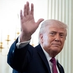 　手を振るトランプ米大統領＝２１日、ワシントンのホワイトハウス（ＡＰ＝共同）