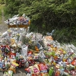 　安達結希さんの遺体が遺棄された現場付近に供えられた花や飲み物など＝２２日、京都府南丹市