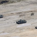 　訓練中に砲弾が破裂する事故のあった戦車（中央）＝２１日、大分県の陸自日出生台演習場（共同通信社ヘリから）