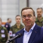 　ベルリン郊外での軍の訓練で話すドイツのピストリウス国防相＝３月（ロイター＝共同）