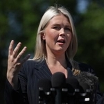 　記者団に話すレビット米大統領報道官＝２２日、ワシントン（ゲッティ＝共同）