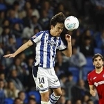 　ヘタフェ戦でヘディングするレアル・ソシエダードの久保＝サンセバスチャン（共同）