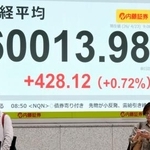 　史上初めて６万円を超えた日経平均株価を示すボード＝２３日午前、東京都中央区