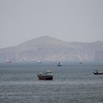 　ホルムズ海峡の船舶＝２２日（ロイター＝共同）