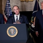 　米フロリダ州で、トランプ大統領による戦艦計画発表後に話すフィラン海軍長官（中央）＝２０２５年１２月（ロイター＝共同）