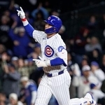 　フィリーズ戦の５回、２ランを放ち喜ぶカブス・鈴木＝シカゴ（ゲッティ＝共同）