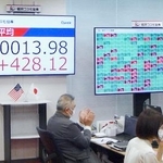 　史上初めて６万円を超えた日経平均株価を示す証券会社のモニター＝２３日午前、東京都中央区の岩井コスモ証券