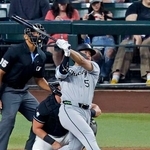 　米大リーグ、ダイヤモンドバックス戦の７回、５試合連続本塁打となる１０号２ランを放つホワイトソックス・村上宗隆。日本勢歴代最速の２４試合目でシーズン１０号に到達した＝２２日、フェニックス（共同）