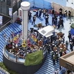 　点検中の作業員が、落下してきた遊具の一部に体を挟まれる事故があった東京ドームシティの現場＝２１日午後、東京都文京区（共同通信社ヘリから）