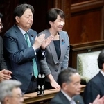 　衆院本会議で「国家情報会議」創設法案が可決され、笑顔を見せる高市首相（右）＝２３日午後