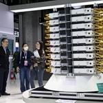 　中国上海市で展示された、衛星通信網構築のための人工衛星の模型＝３月（新華社＝共同）