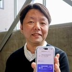 　アプリの画面を見せる石渡達也さん＝３月、東京都江東区