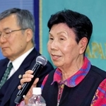 　記者会見する袴田ひで子さん（右）＝２３日午後、東京・内幸町の日本記者クラブ