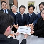 　韓国国会の議案課に憲法改正案を提出する与野党の院内代表ら＝３日、ソウル（聯合＝共同）