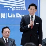 　自民党本部で開かれたイラン情勢に関する関係合同会議であいさつする小林政調会長＝２３日午前、東京・永田町