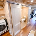 　アジア・アジアパラ大会で選手の宿泊拠点となる仮設のコンテナハウスの室内＝２３日午前、名古屋市