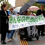 　ＪＲ駅無人化訴訟の判決で、大分地裁に向かう原告ら＝２３日午後