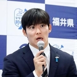 　記者会見する福井県の石田嵩人知事＝２３日午前、福井県庁