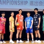 　記者会見でポーズをとるサントリーの高橋藍（左から３人目）ら、バレーボール、大同生命ＳＶリーグ男子ＰＯに進出した６チームの選手＝２３日、東京都内