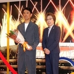 　ＪＯＣの橋本聖子会長（右）を表敬訪問し、記念撮影に応じるノルディックスキー複合の渡部暁斗さん＝２３日、東京都新宿区