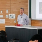 　鹿児島大で講義する蔵原正敏さん＝２３日午前