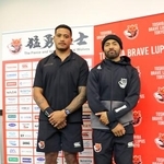 　記者会見後に写真に納まるＢＬ東京のシャノン・フリゼル（左）とリッチー・モウンガ＝２３日、東京都府中市（東芝ブレイブルーパス東京提供）