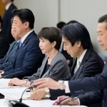 　月例経済等に関する関係閣僚会議に臨む高市首相（中央）＝２３日午後、首相官邸