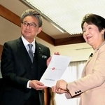 　山形県の吉村美栄子知事（右）から「福」知事の辞令を交付された船越英一郎さん＝２３日午後、山形県庁