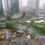 　ＪＲ大阪駅前の再開発区域で１１月に開園する「うめきたの森」（画面左）＝２３日、大阪市北区
