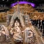 　「砂の美術館」で開かれたスペインをテーマにした企画展の内覧会。手前は建築家アントニ・ガウディの未完の傑作、サグラダ・ファミリア教会を表現した砂像＝２３日午後、鳥取市