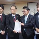 　上野厚労相（中央右）に要望書を渡す、全がん連の天野慎介理事長（同左）＝２３日午後、厚労省