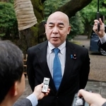 　靖国神社に参拝に訪れ、取材に応じる日本保守党の百田代表＝２３日午後、東京・九段北