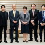 　農林水産分野の先端企業の代表者らと面会する高市首相（中央）＝２３日午後、首相官邸