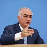 　２３日、ベルリンで記者会見するイランのレザ・パーレビ元皇太子（共同）